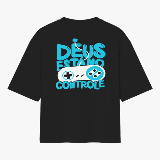 Camiseta com estampa frontal de logo pequeno escrito “VIGIA” no centro e estampa traseira de controle de videogame com frase “DEUS ESTÁ NO CONTROLE”.