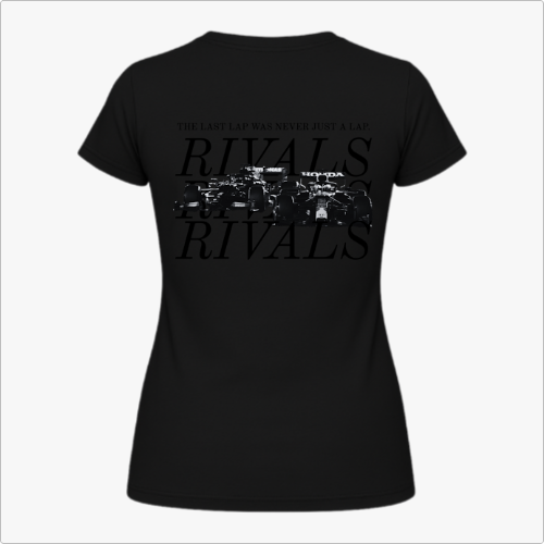 Camiseta com estampa frontal de texto minimalista "RIVALS" no lado esquerdo do peito e estampa traseira de carros de corrida com sobreposição de textos.