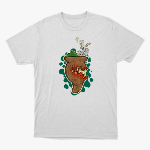 Camiseta com estampa frontal de um chimarrão estilizado com erva-mate, cuia e fumaça, rodeado por um fundo de formas orgânicas em contraste.