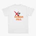 Camiseta com estampa frontal de símbolo de basquete com palavras associadas e estampa traseira de texto com destaque para "Liso & Enterra Fácil".