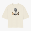 Camiseta com estampa frontal de cabeça de estátua em estilo clássico, mãos gesticulando e texto centralizado "Chill Bitch" acompanhado de pequeno texto inferior.