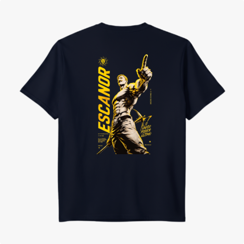Camiseta com estampa frontal de texto "QUEM DECIDIU ISSO?" em formato de bigode e cabelos estilizados, e estampa traseira de personagem imponente nomeado "Escanor" em pose confiante, acompanhado de textos estilizados e elementos gráficos.