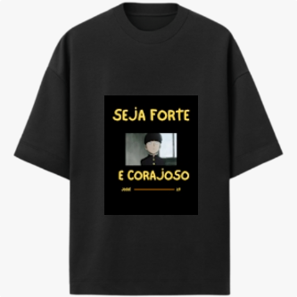 Camiseta com estampa frontal de personagem de cabelo curto em estilo desenho animado com mensagem inspiradora "SEJA FORTE E CORAJOSO" em letras destacadas.