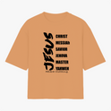 Camiseta com estampa frontal de palavras em fonte estilizada vertical, incluindo "JESUS", "CHRIST", "MESSIAH", "SAVIOR", "JEHOVA", "MASTER", "YAHWEH".