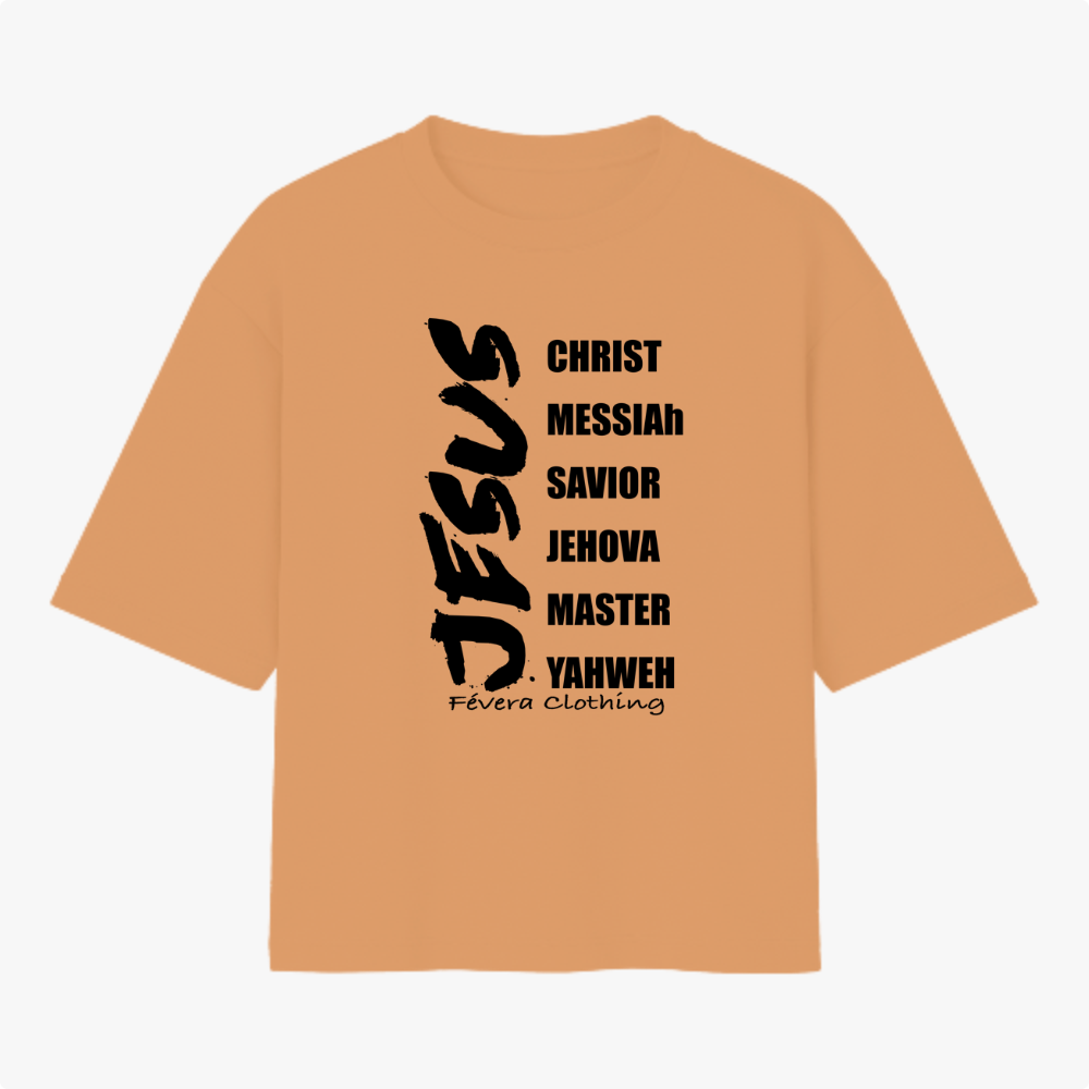 Camiseta com estampa frontal de palavras em fonte estilizada vertical, incluindo "JESUS", "CHRIST", "MESSIAH", "SAVIOR", "JEHOVA", "MASTER", "YAHWEH".