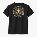 Camiseta com estampa frontal de logotipo geométrico e inscrição "COTE", e estampa traseira de símbolo central cercado por diversos emblemas circulares.