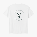 Camiseta com estampa frontal de logo minimalista "José Viráes Gastronomia" no peito e estampa traseira com logo ampliado e texto circular "José Viráes Gastronomia".