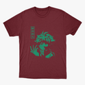 Camiseta com estampa frontal de personagem jovem de cabelo bagunçado, mãos em posição dramática e detalhes em quadrados verticais com texto estilizado.