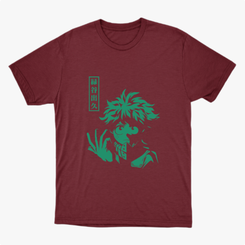 Camiseta com estampa frontal de personagem jovem de cabelo bagunçado, mãos em posição dramática e detalhes em quadrados verticais com texto estilizado.