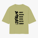 Camiseta com estampa frontal de palavras em fonte estilizada vertical, incluindo "JESUS", "CHRIST", "MESSIAH", "SAVIOR", "JEHOVA", "MASTER", "YAHWEH".