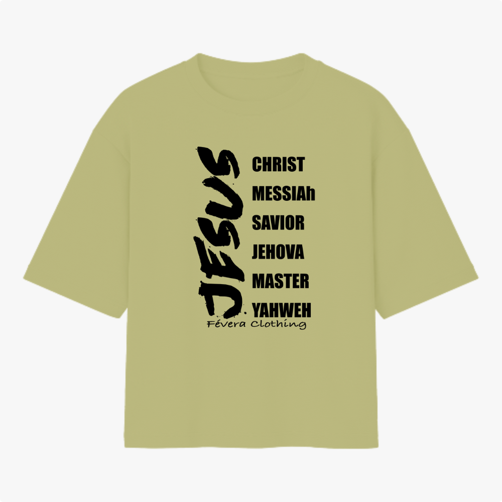 Camiseta com estampa frontal de palavras em fonte estilizada vertical, incluindo "JESUS", "CHRIST", "MESSIAH", "SAVIOR", "JEHOVA", "MASTER", "YAHWEH".