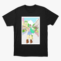 Camiseta com estampa frontal de desenho de uma jovem em cenário urbano, usando botas e gorro, carregando sacola, com prédios e céu ao fundo.