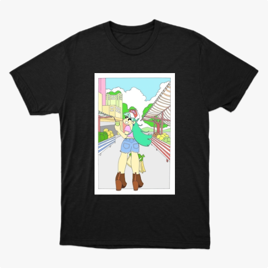 Camiseta com estampa frontal de desenho de uma jovem em cenário urbano, usando botas e gorro, carregando sacola, com prédios e céu ao fundo.