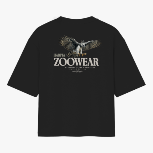 Camiseta com estampa frontal de cabeça de águia com asas abertas e texto e estampa traseira de águia inteira com asas abertas e detalhes textuais.
