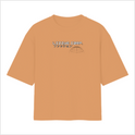 Camiseta com estampa frontal de texto estilizado "Lizzye Corp." em letras maiúsculas, acompanhado de caracteres japoneses e um desenho semi-ovalado.