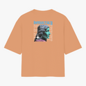 Camiseta com estampa frontal de lettering artístico moderno e estampa traseira de busto clássico com sobreposição de texto "democracy".