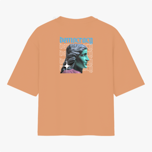 Camiseta com estampa frontal de lettering artístico moderno e estampa traseira de busto clássico com sobreposição de texto "democracy".