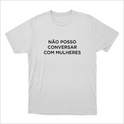 Camiseta com estampa frontal de texto em fonte simples que diz "NÃO POSSO CONVERSAR COM MULHERES".