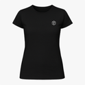 [Camiseta] com estampa frontal de símbolo geométrico com letra estilizada e estampa traseira de rosto icônico pixelado, acompanhado de texto discreto.
