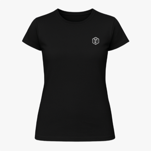 [Camiseta] com estampa frontal de símbolo geométrico com letra estilizada e estampa traseira de rosto icônico pixelado, acompanhado de texto discreto.