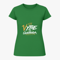Camiseta com estampa frontal de texto estilizado "Vybe de Quebrada" acompanhado de coroa e linha embaixo, em um design dinâmico e urbano.