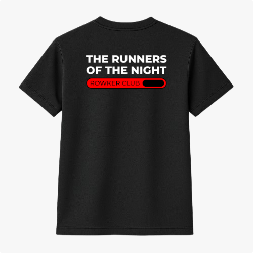 Camiseta com estampa frontal de "The Runners of the Night" em pequeno destaque e estampa traseira grandes letras de "The Runners of the Night" e "Rowker Club".