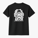 Camiseta com estampa traseira de um personagem com expressão intensa e cabelos espetados, rodeado por um contorno, acompanhada da frase "MAIS FORTE QUE ONTEM".
