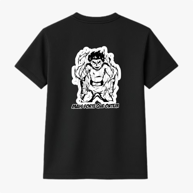Camiseta com estampa traseira de um personagem com expressão intensa e cabelos espetados, rodeado por um contorno, acompanhada da frase "MAIS FORTE QUE ONTEM".
