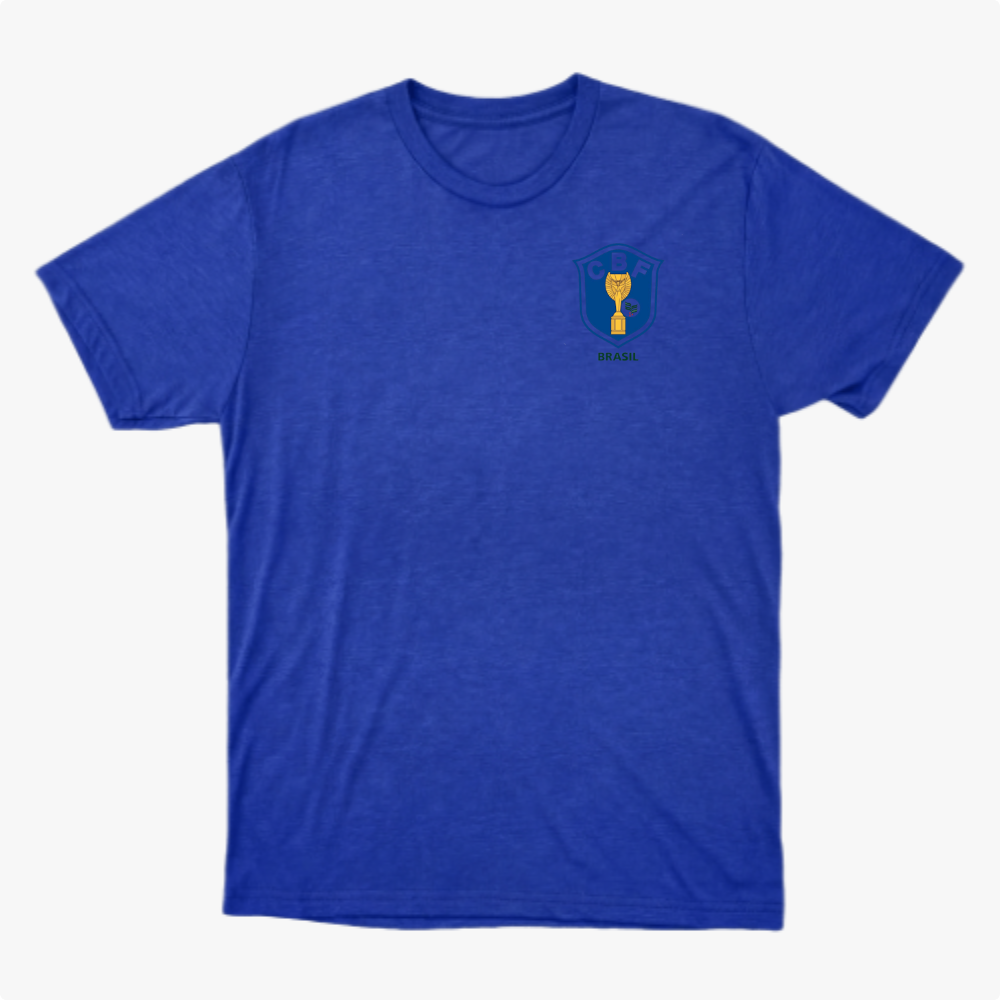 Camiseta com estampa frontal de escudo com taça de futebol e palavra "Brasil" e estampa traseira de número "10" em destaque abaixo de símbolo geométrico.