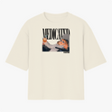Camiseta com estampa frontal de um boneco usando óculos, deitado com expressão relaxada, segurando uma garrafa e fundo com a palavra "MEDICATED".