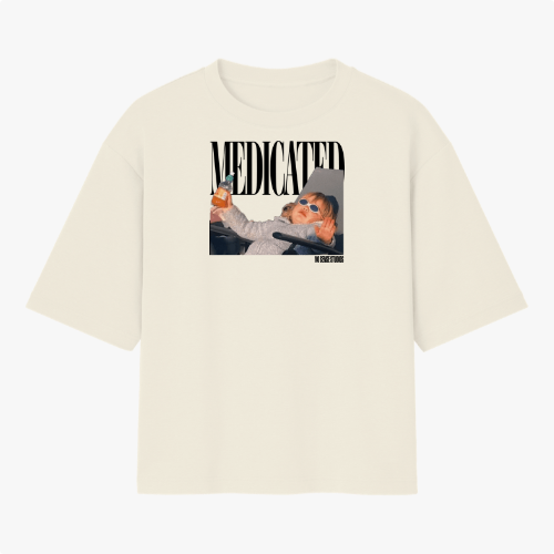 Camiseta com estampa frontal de um boneco usando óculos, deitado com expressão relaxada, segurando uma garrafa e fundo com a palavra "MEDICATED".