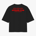 Camiseta com estampa frontal de "ROWKER CLUB" acima de "SPORT DIVISION" e estampa traseira de três globos sobre "ROWKER CLUB" e "SPORT DIVISION".