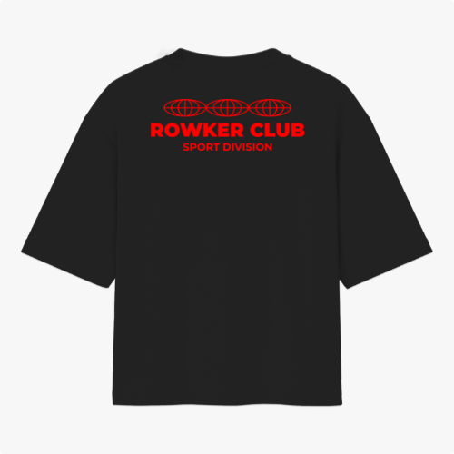 Camiseta com estampa frontal de "ROWKER CLUB" acima de "SPORT DIVISION" e estampa traseira de três globos sobre "ROWKER CLUB" e "SPORT DIVISION".