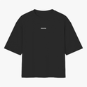 Camiseta com estampa frontal de texto pequeno discreto e estampa traseira de leão imponente com frases encorajadoras acima e abaixo da imagem.