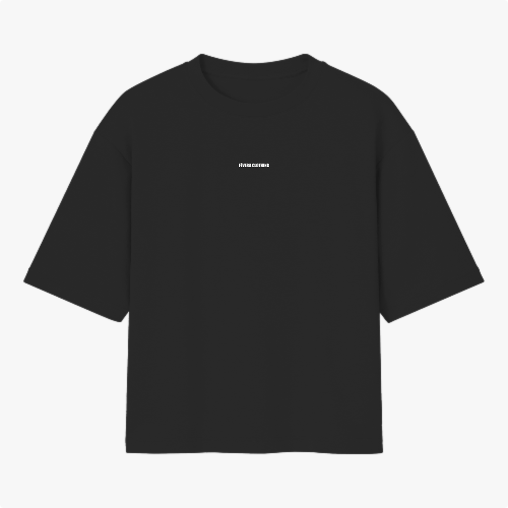Camiseta com estampa frontal de texto pequeno discreto e estampa traseira de leão imponente com frases encorajadoras acima e abaixo da imagem.