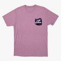 Camiseta com estampa frontal de letras estilizadas acompanhadas por um padrão geométrico vibrante em segundo plano.