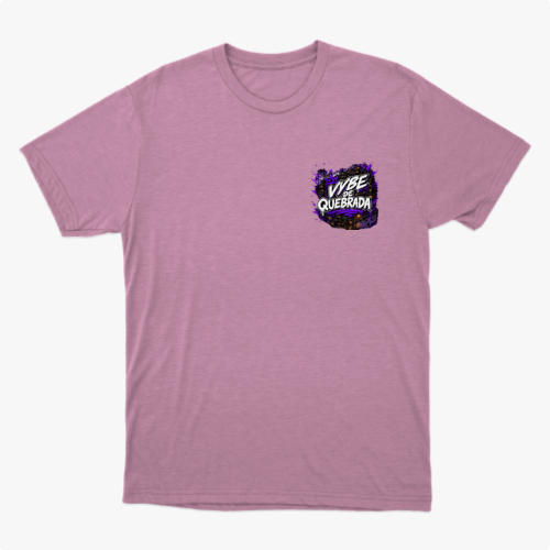 Camiseta com estampa frontal de letras estilizadas acompanhadas por um padrão geométrico vibrante em segundo plano.