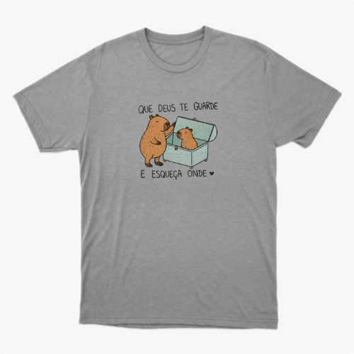 Camiseta com estampa frontal de dois capivaras, uma do lado de fora e outra dentro de uma caixa, acompanhadas da frase "QUE DEUS TE GUARDE E ESQUEÇA ONDE".