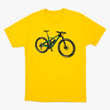 Camiseta com estampa frontal de bicicleta detalhada com componentes realistas, destacando quadro robusto e rodas com inscrições estilizadas nos pneus.