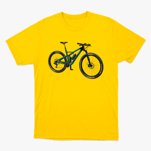 Camiseta com estampa frontal de bicicleta detalhada com componentes realistas, destacando quadro robusto e rodas com inscrições estilizadas nos pneus.