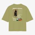 Camiseta com estampa frontal de olhos intensos e nome em destaque, e estampa traseira de personagem estilizado com texo, figuras geométricas e ilustrações.