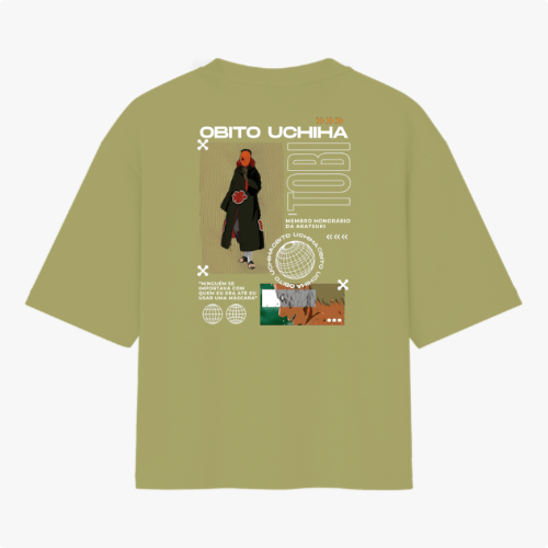 Camiseta com estampa frontal de olhos intensos e nome em destaque, e estampa traseira de personagem estilizado com texo, figuras geométricas e ilustrações.