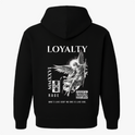 Moletom com estampa frontal de pequeno desenho de dragão e estampa traseira de anjo com espada, textos "LOYALTY" e mensagens adicionais.