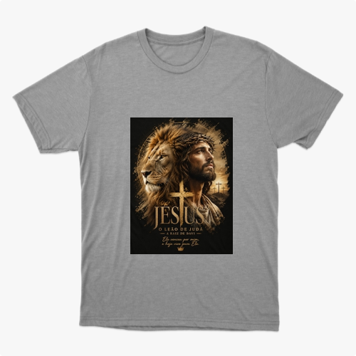 Camiseta com estampa frontal de um leão junto ao rosto de um homem em grafismo detalhado, acompanhada por cruzes e escrita artística.