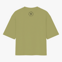 Camiseta com estampa frontal de texto "Transmasculino é raro mas acontece" e ícone; estampa traseira de gráfico circular com a palavra "TRANSVESTICO".