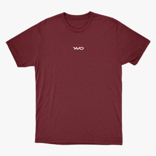 Camiseta com estampa frontal de um pequeno logotipo estilizado com as letras "WO" centralizado abaixo da linha do peito.