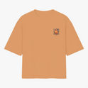 Camiseta com estampa frontal de um desenho de fogo cercado pelas palavras "eu dos fúria chaos" e estampa traseira com a palavra "vigia".