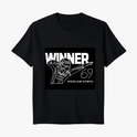 Camiseta com estampa frontal de figura esboçada em pose de dança, apresentado com capacete de corrida, acompanhada das palavras "WINNER" e "NICOLAS COSTA".