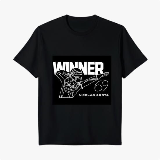 Camiseta com estampa frontal de figura esboçada em pose de dança, apresentado com capacete de corrida, acompanhada das palavras "WINNER" e "NICOLAS COSTA".
