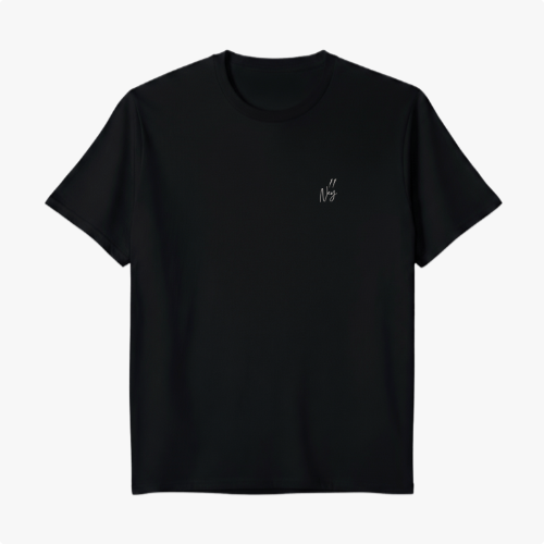 Camiseta com estampa frontal de uma pequena assinatura estilizada no peito e estampa traseira de uma foto em preto e branco de um jovem com faixa na cabeça e assinaturas.